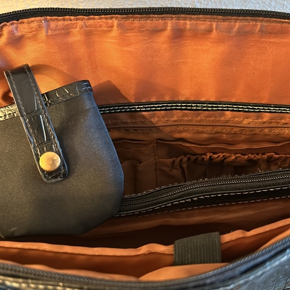 Large Black Messenger Bag for Women with Shoulder Straps and Zipper Closure - Picture 4 of 5